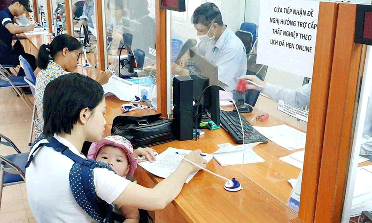 Công tác chi trả trợ cấp thất nghiệp được thực hiện song song với phòng ngừa thất nghiệp và giúp người lao động quay trở lại thị trường lao động. (Ảnh minh hoạ: PV/Vietnam+)