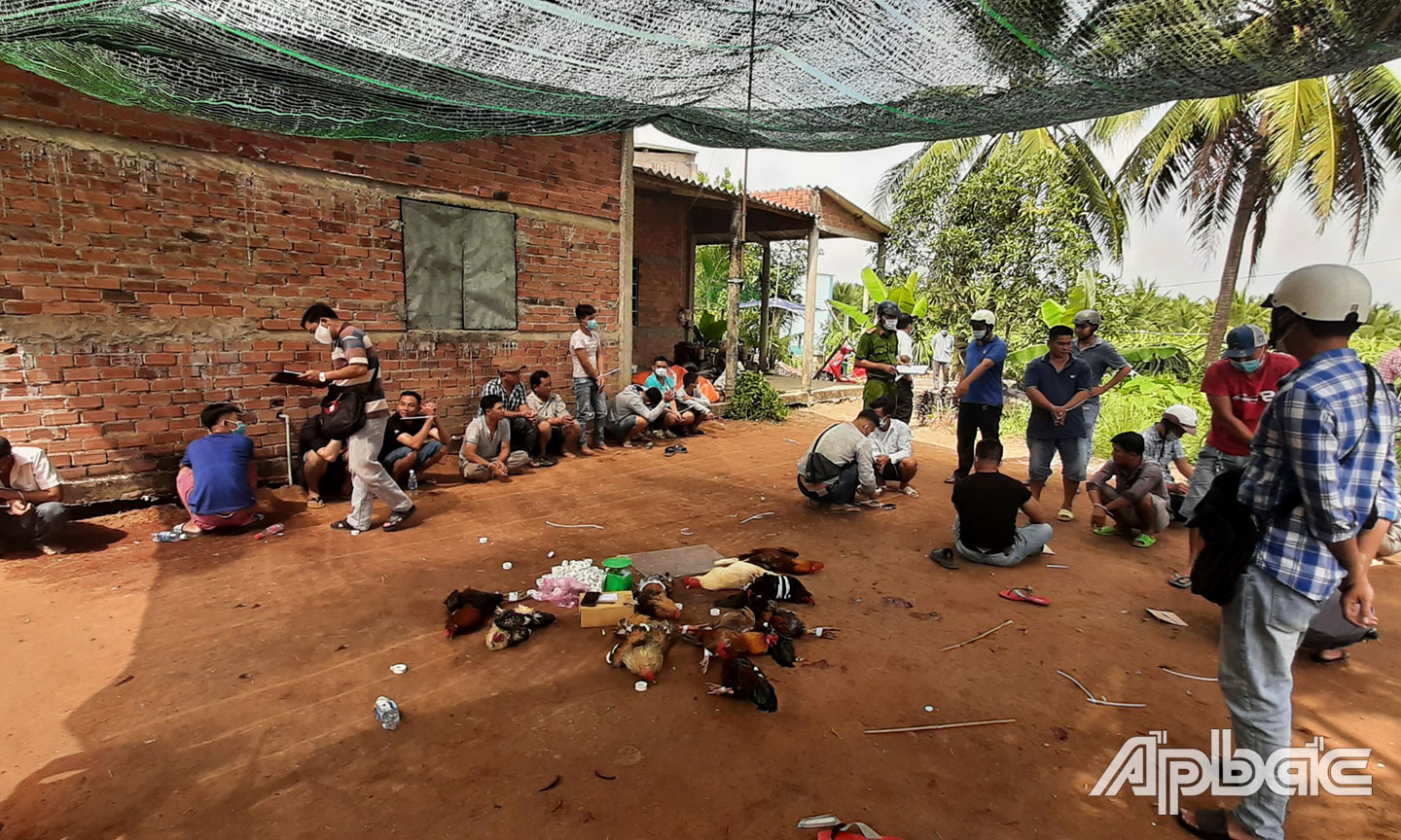 Các đối tượng bị tạm giữ.