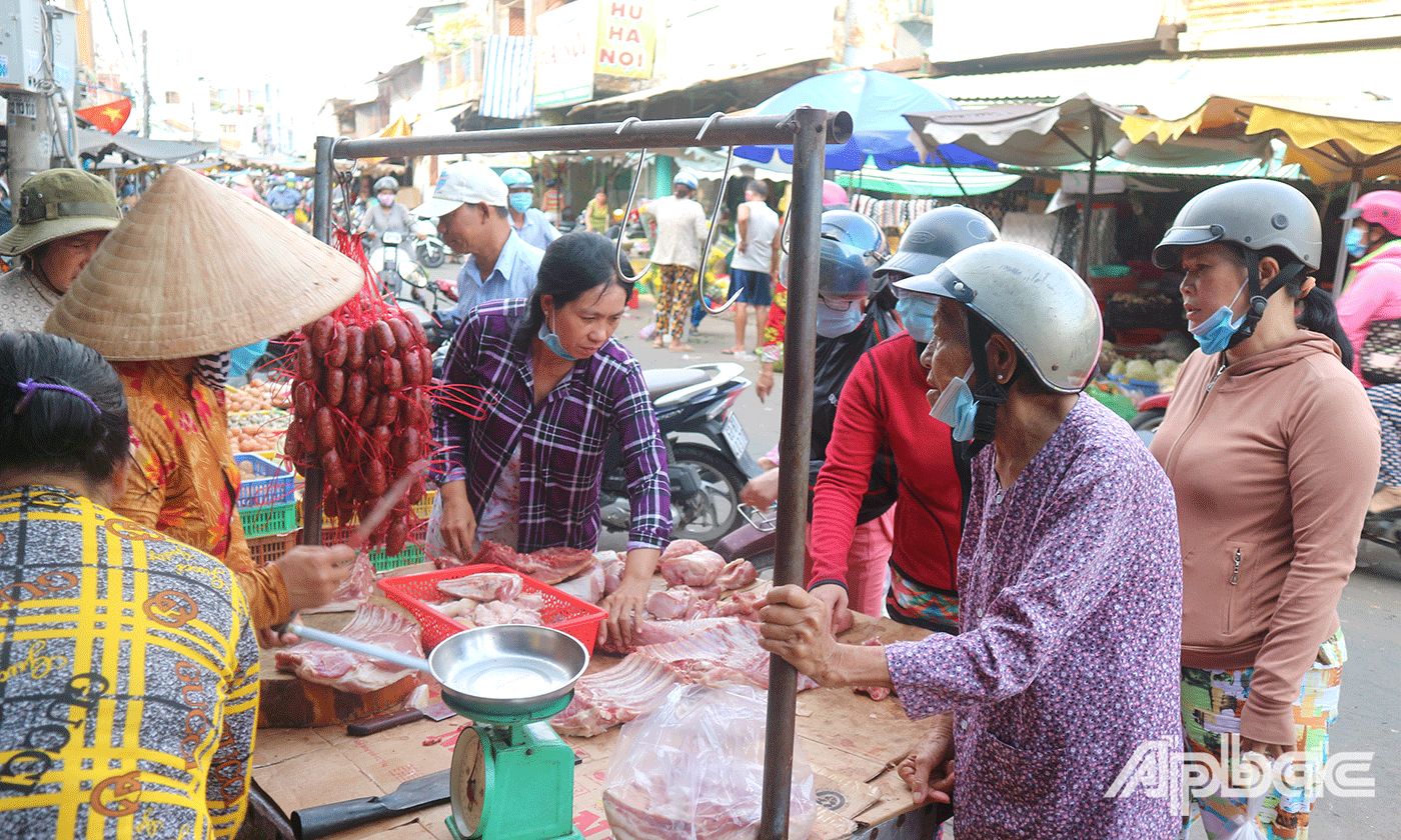 Đông khách hàng tìm mua thịt heo
