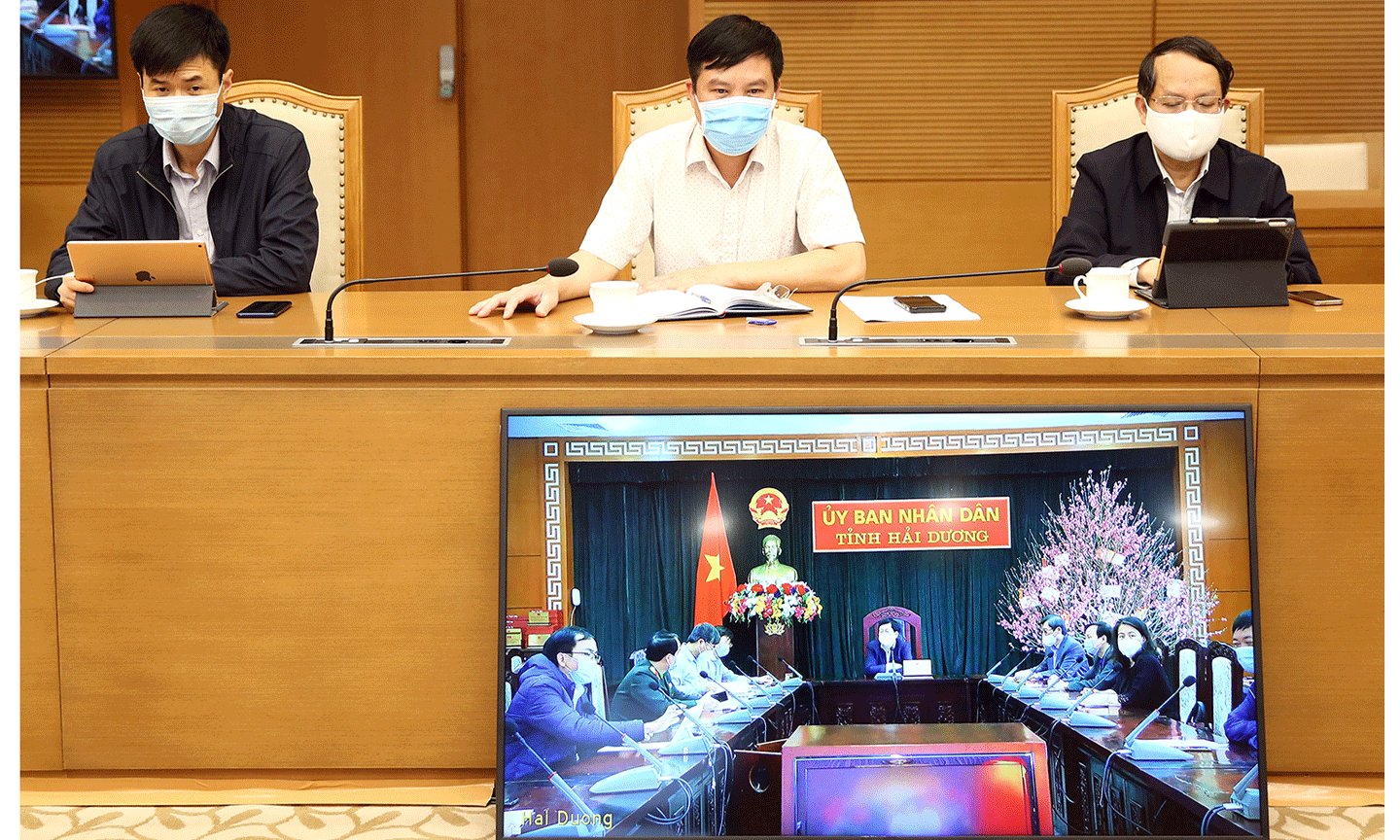 Lãnh đạo tỉnh Hải Dương họp trực tuyến với Phó Thủ tướng Vũ Đức Đam, chiều 10/2. Ảnh: VGP/Đình Nam 