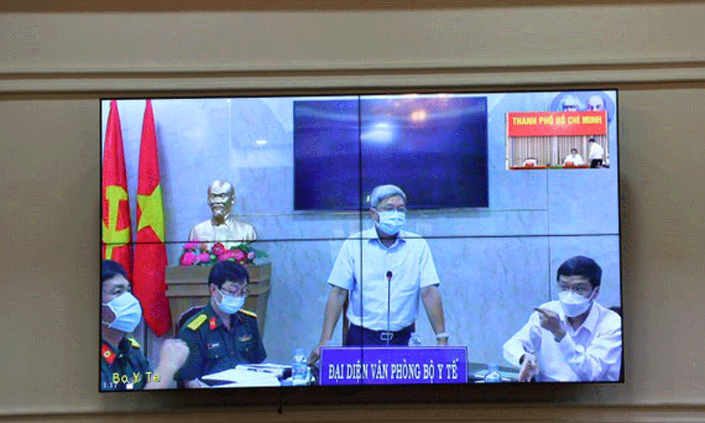 Thứ trưởng Bộ Y tế Nguyễn Trường Sơn phát biểu tại đầu cầu văn phòng đại diện Bộ Y tế
