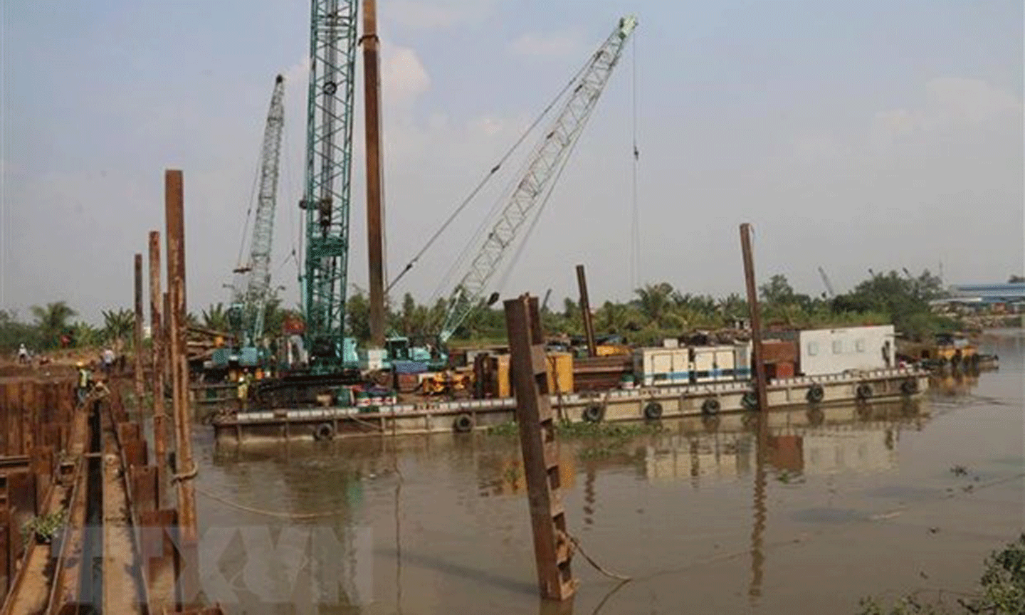 Đắp đập trên kênh Nguyễn Tấn Thành, Tiền Giang. (Ảnh: Minh Trí/TTXVN)