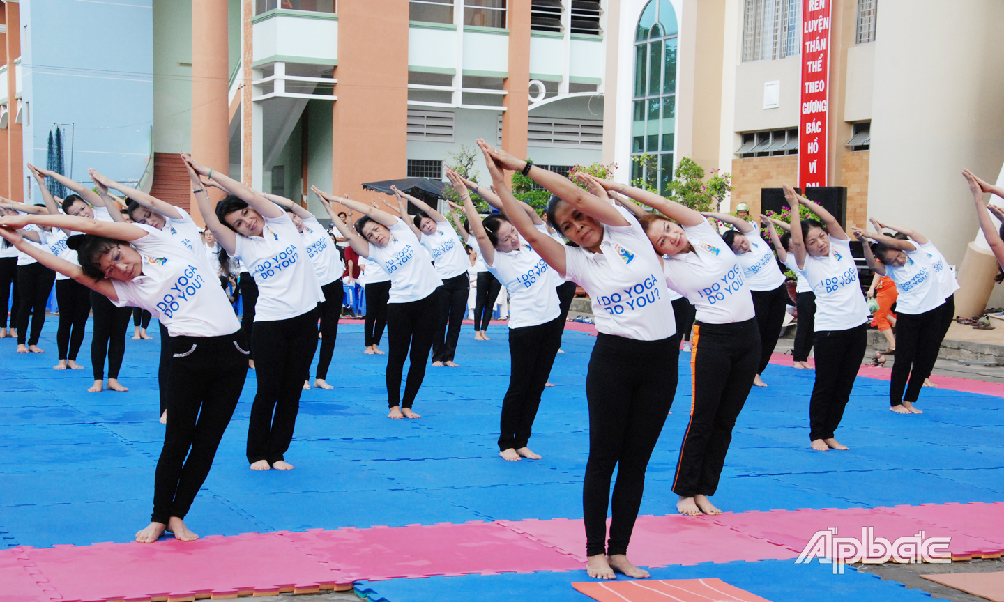 Những ngày Tết người cao tuổi nên duy trì nếp sinh hoạt điều độ thường ngày như: Dậy sớm, vệ sinh cá nhân, uống nước, tập thể dục, ăn sáng, uống thuốc đầy đủ, sau đó có thể tham gia các hoạt động của ngày tết. 