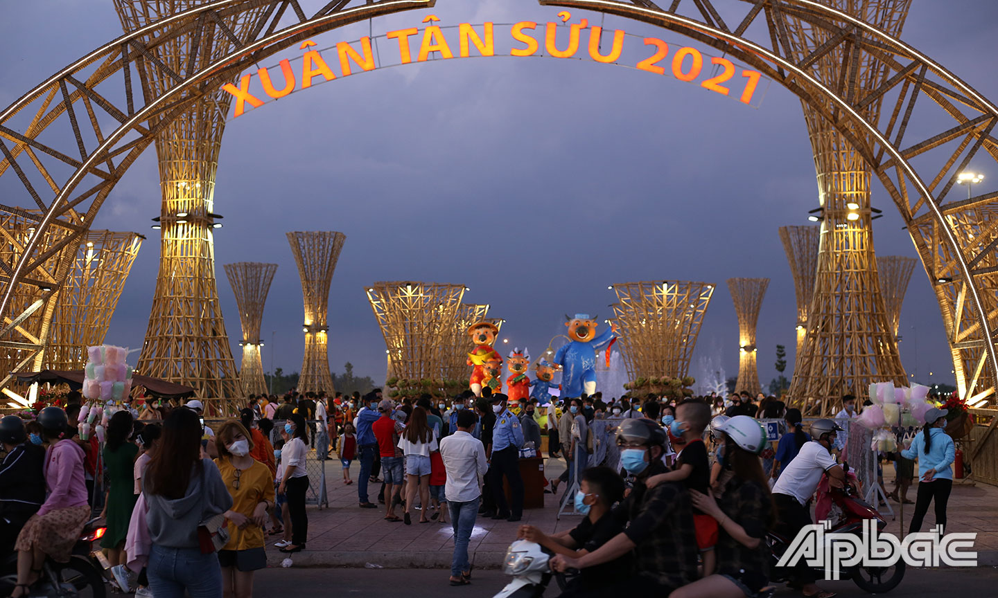 Không nhiều khu vui chơi giải trí, quảng trường tỉnh Tiền Giang cũng là một nơi đến của nhiều người.