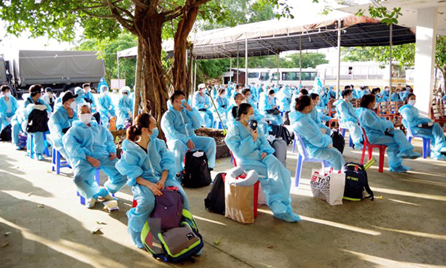 Sóc Trăng tiếp nhận và cách ly tập trung 117 công dân trở về từ Singapore. (Ảnh: TTXVN/Vietnam+)