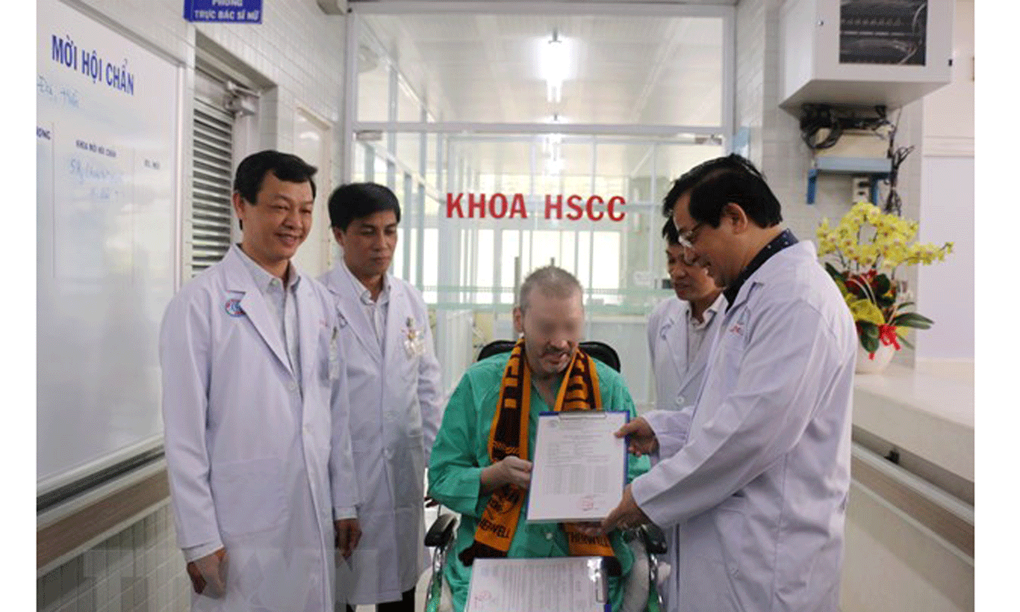Lãnh đạo Bộ Y tế trao giấy chứng nhận xuất viện và chứng nhận âm tính với virus SARS-CoV-2 cho bệnh nhân 91. (Ảnh: PV/Vietnam+)