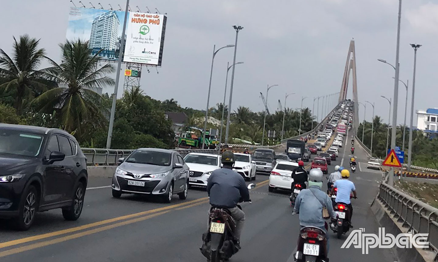 Các phương tiện di chuyển chậm qua cầu Rạch Miễu. Ảnh chụp chiều mùng 2 Tết.
