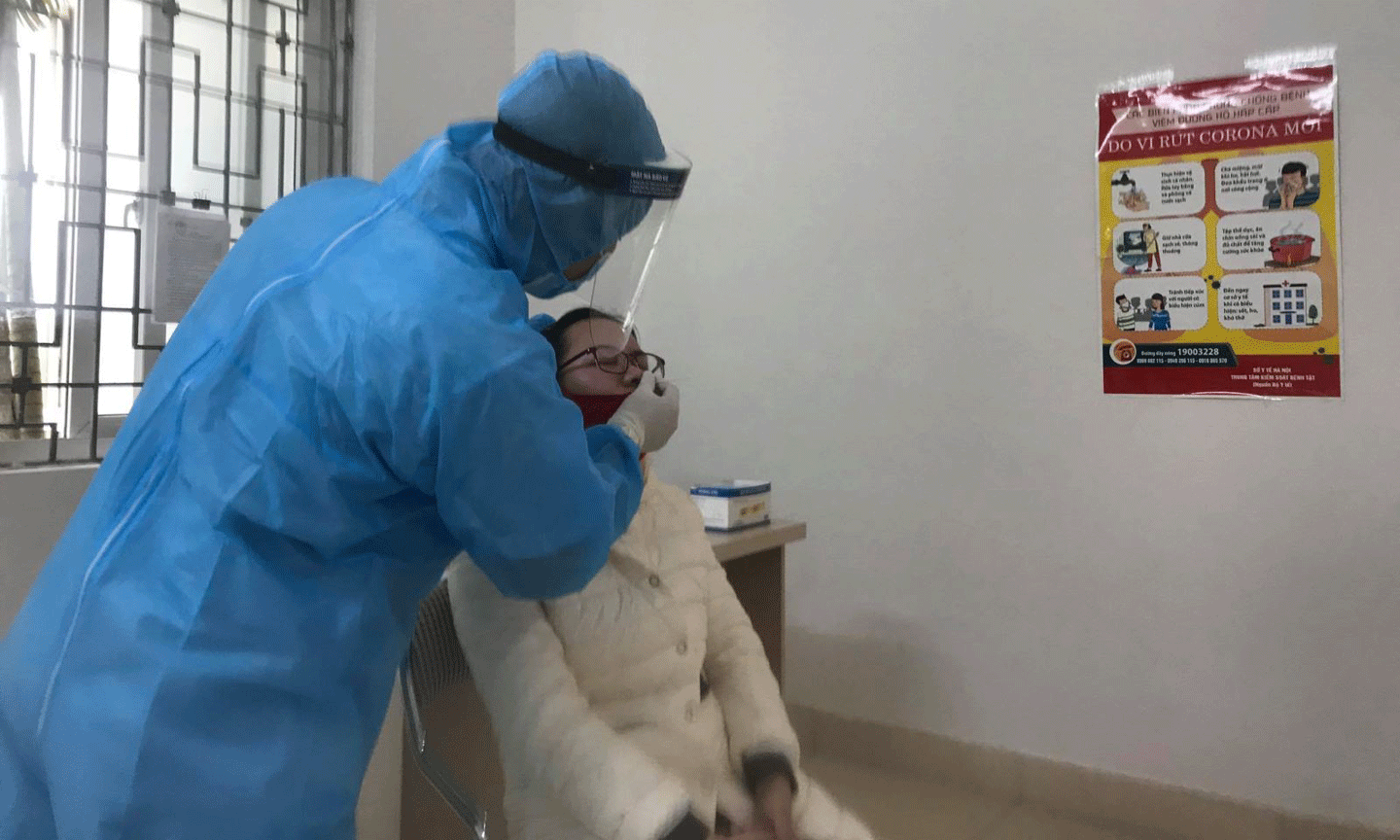 Lấy mẫu xét nghiệm cho người từ vùng dịch về phòng dịch COVID-19. Ảnh: TN.