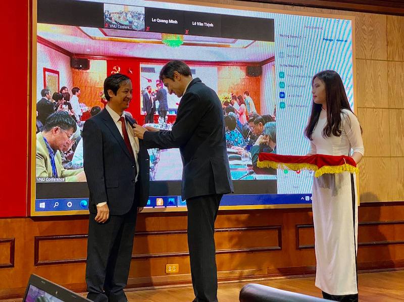 Đại sứ quán Nga tại Việt Nam trao tặng Huy chương hữu nghị của Trung ương Hội hữu nghị Liên bang Nga-Việt Nam cho Giám đốc Đại học Quốc gia Hà Nội Nguyễn Kim Sơn trong dịp kỷ niệm 70 năm hợp tác Việt-Nga về giáo dục và khoa học.
