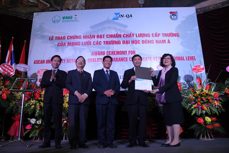 PGS,TS Nantana Gajaseni (ngoài cùng bên phải ảnh) - Quyền Chủ tịch Hội đồng Đảm bảo chất lượng, nguyên Giám đốc điều hành Mạng lưới các trường đại học Đông Nam Á trao chứng nhận đạt chuẩn chất lượng cấp trường của Mạng lưới các trường đại học Đông Nam Á cho Trường đại học Khoa học Tự nhiên vào năm 2017.