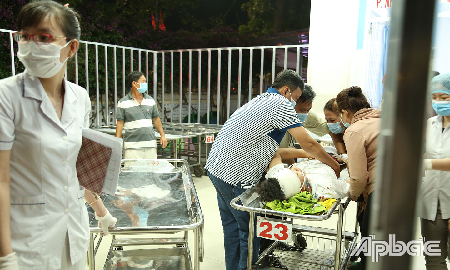 Gần 12 đêm mùng 3 Tết số ca cấp cứu cũng tăng dần. Gác nỗi nhớ gia đình và không khí sum vầy ngày Tết, các y bác sĩ dốc lòng giúp bệnh nhân vượt qua cánh cửa tử. Không khí trong và ngoài phòng cấp cứu căng như dây đàn.