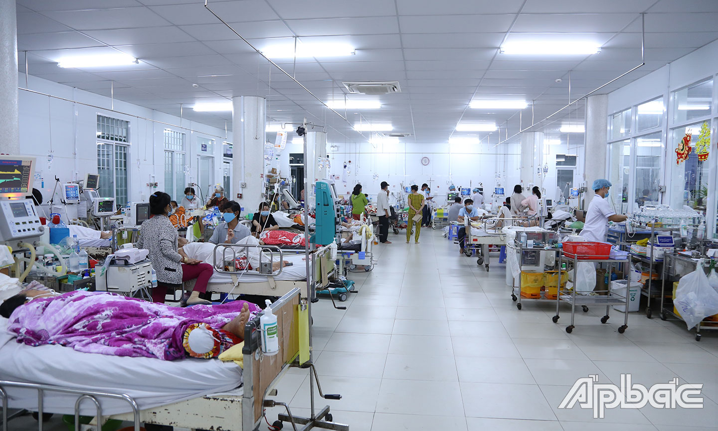 Với qui mô 25 giường nhưng hiện tại phòng ICU được kê lên đến 40 giường nhưng trong đêm mùng 2 Tết đã quá tải không thể nhận thêm được bệnh nhân nặng nữa.