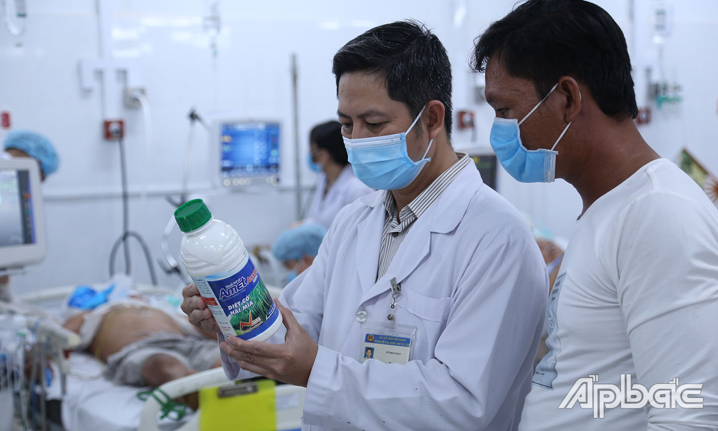 Bác sĩ Võ Phát Đạt đang nghiên cứu chay thuốc trừ bệnh nhận ngộ độc.