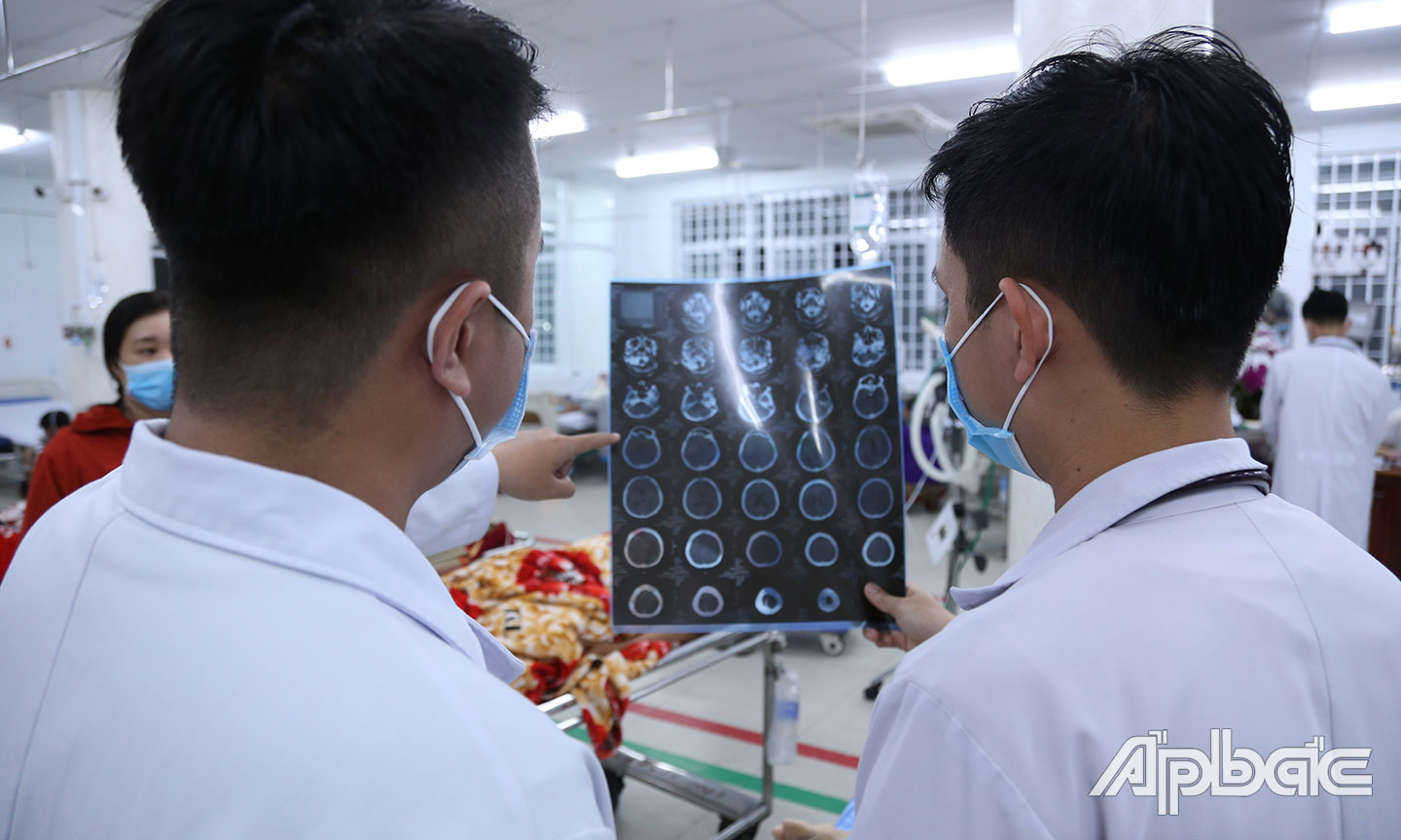 Bác sĩ Võ Hạnh, trưởng kíp trực khoa Cấp cứu, Bệnh viện Chợ Rẫy, cho biết ngày Tết họ thường gặp các bệnh nhân nhập viện trong tình trạng nặng. Do đó, nhân viên y tế khoa Cấp cứu luôn có áp lực rất lớn.
