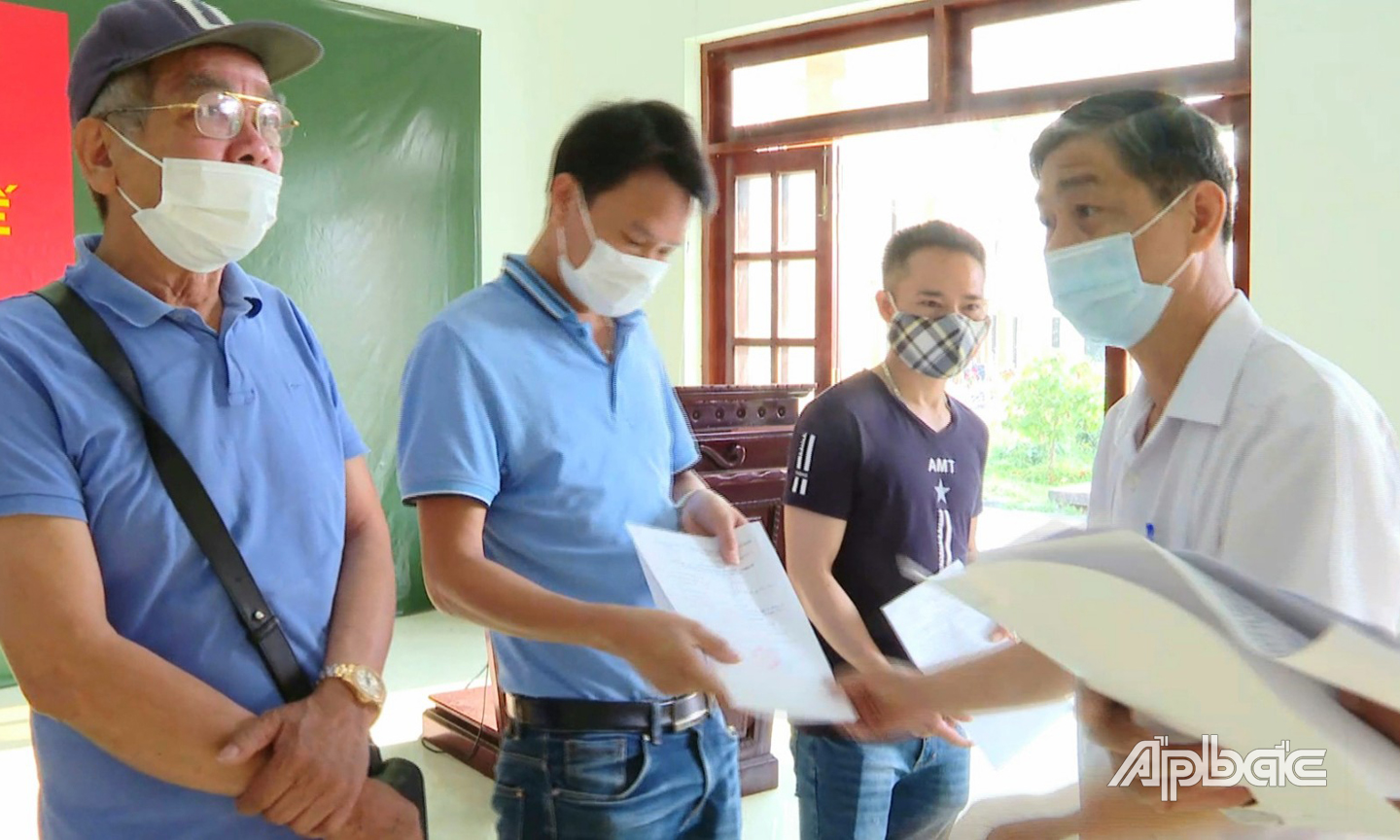 Bác sĩ chuyên khoa 2 Nguyễn Hữu Diệp trao chứng nhận hoàn thành cách ly cho công dân