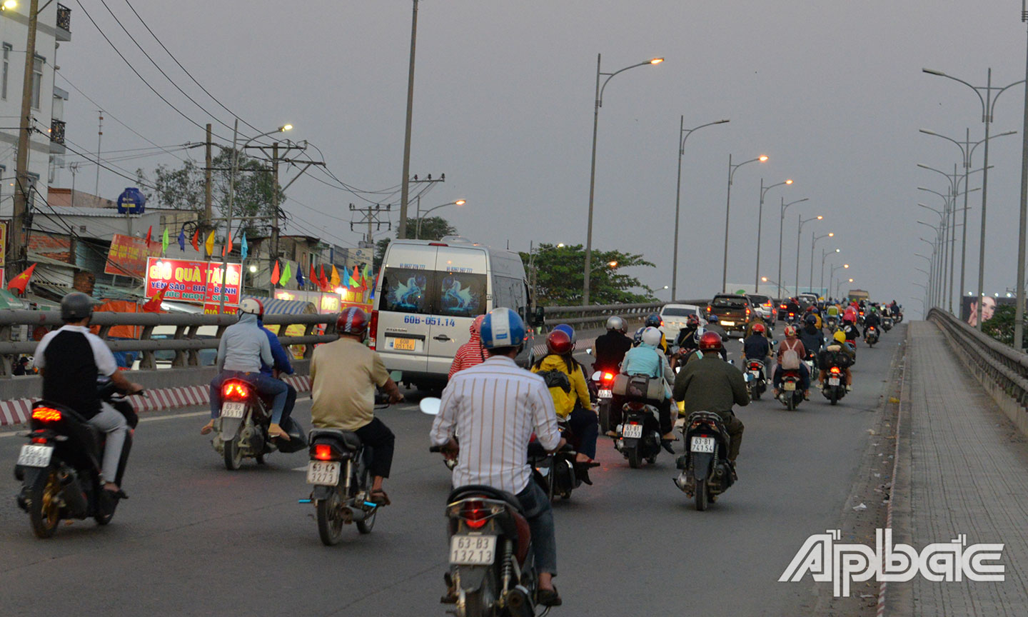Các phương tiện lưu thông qua cầu Kênh Xáng Cụt (xã Long Định, huyện Châu Thành).