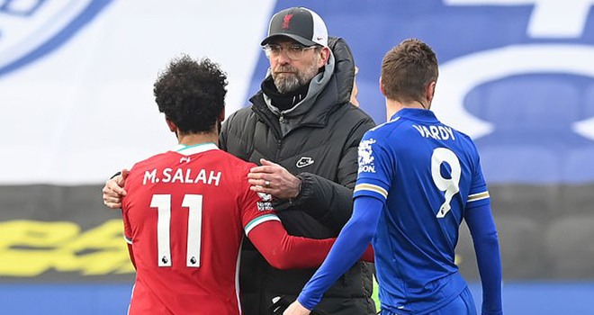 HLV Klopp nhìn mệt mỏi sau trận đấu với Leicester.