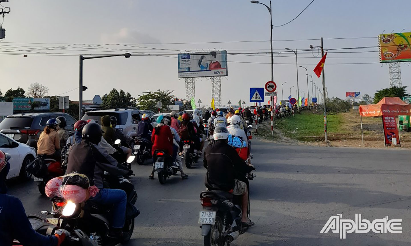 Phương tiện ùn ứ khi qua cầu Rạch Miễu phí bờ Bến Tre.