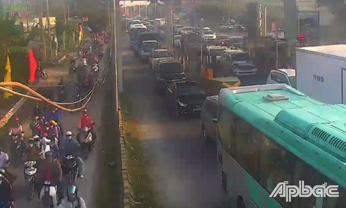Trạm thu phí BOT cầu Rạch Miễu ùn khá nghiêm trọng.