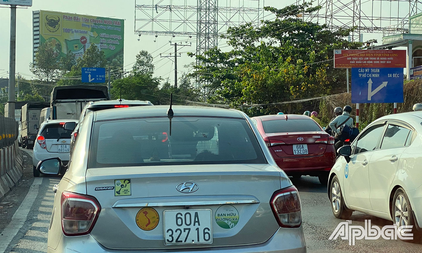 CSGT tỉnh Vĩnh Long điều tiết các phương tiện lưu thông hướng Sa Đéc không cho qua cầu Mỹ Thuận lúc 16 giờ ngày 15-2.