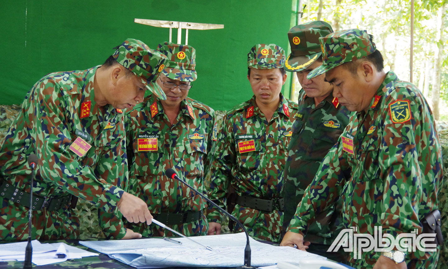  Thực hành tác nghiệp trên bản đồ trong Diễn tập Chỉ huy - Cơ quan 1 bên, 2 cấp năm 2020.