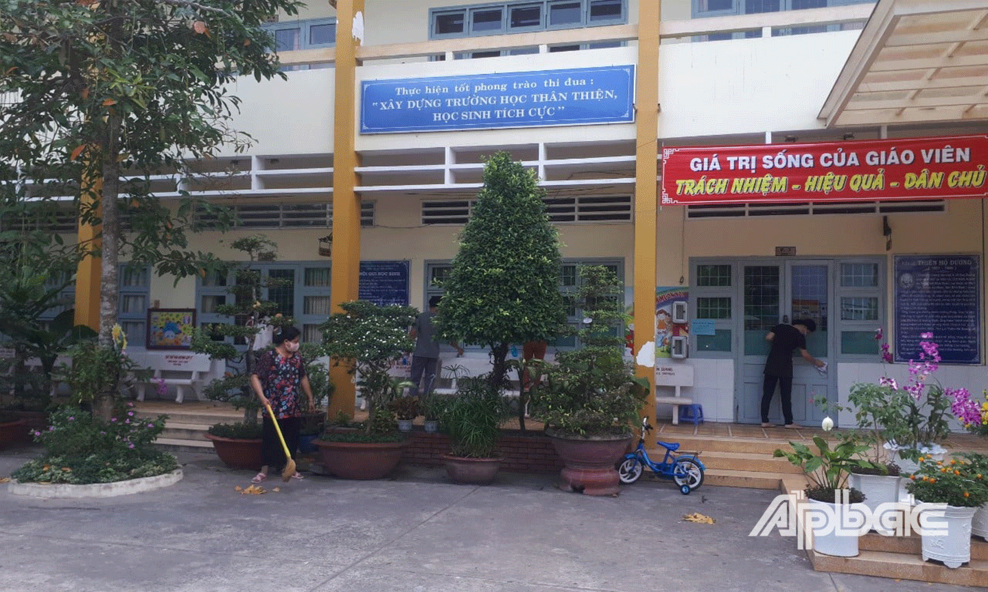 Giáo viên Trường Tiểu học Thiên Hộ Dương, TP. Mỹ Tho vệ snh trường lớp. 