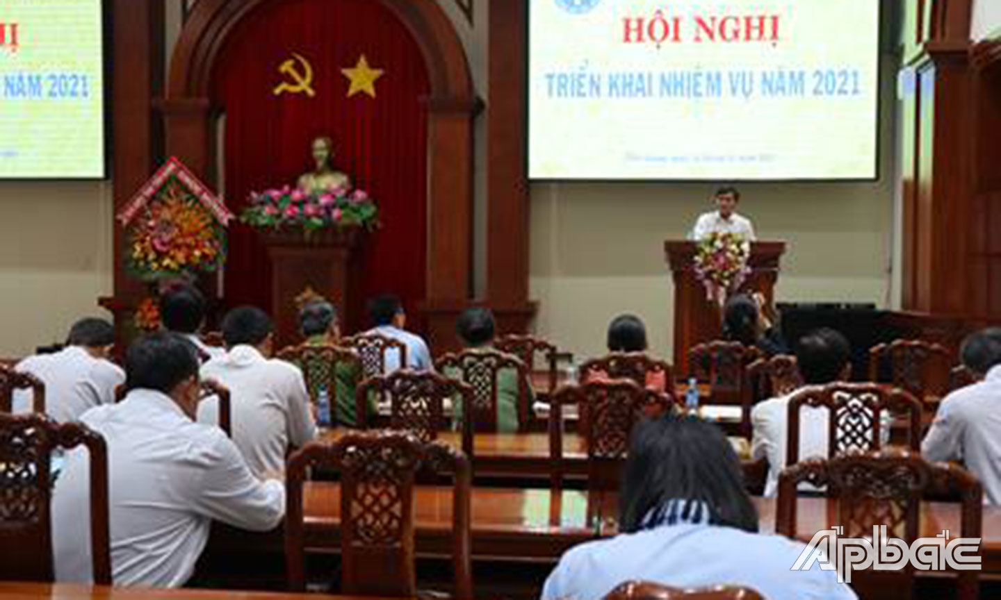 Phó Chủ tịch UBND tỉnh Nguyễn Văn Mười phát biểu tại Hội nghị  triển khai nhiệm vụ ngành BHXH Tiền Giang năm 2021.