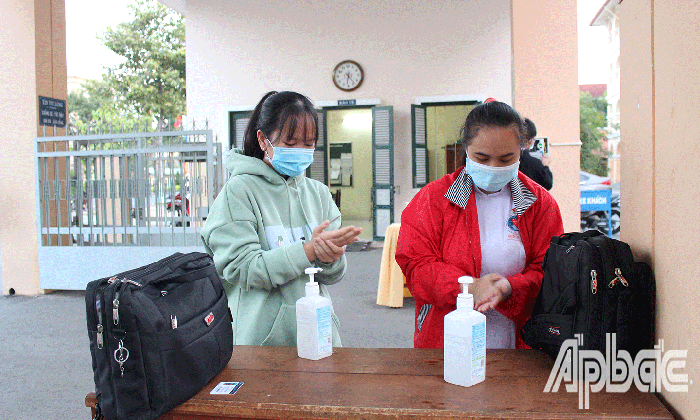 Học sinh Trường THPT Nguyễn Đình Chiểu rửa tay sát khuẩn trước khi vào trường. 
