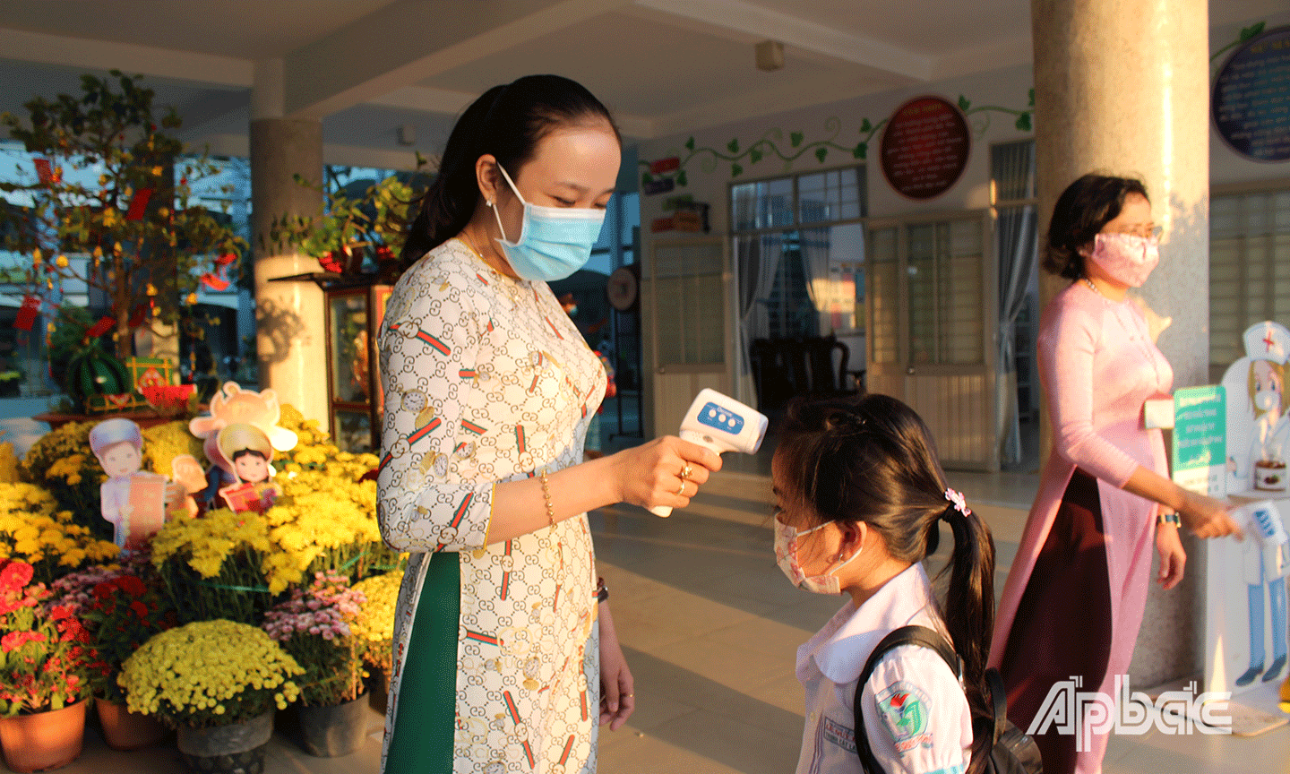 Đo thân nhiệt trước khi vào trường. 