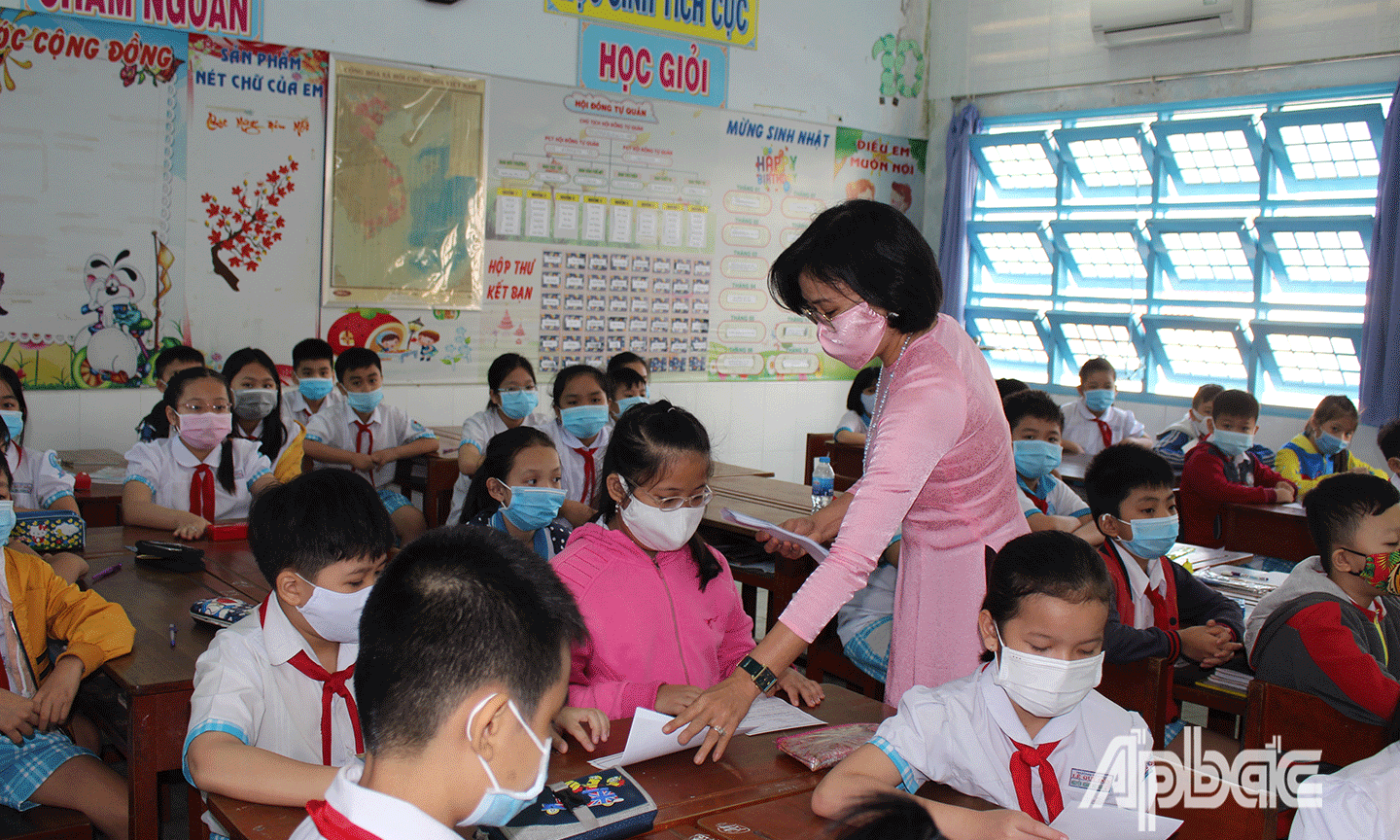 Học sinh được giáo viên chủ nhiệm hướng dẫn khia báo y tế. Ảnh chụp tại Trường Tiểu học Lê Qúy Đôn.