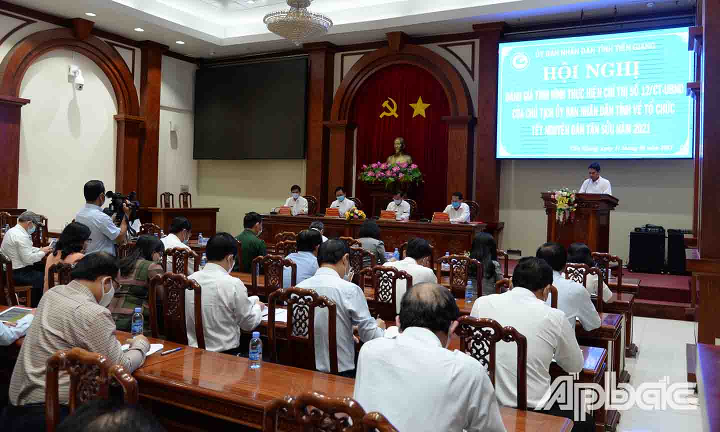 Các đại biểu làm việc tại Hội nghị.