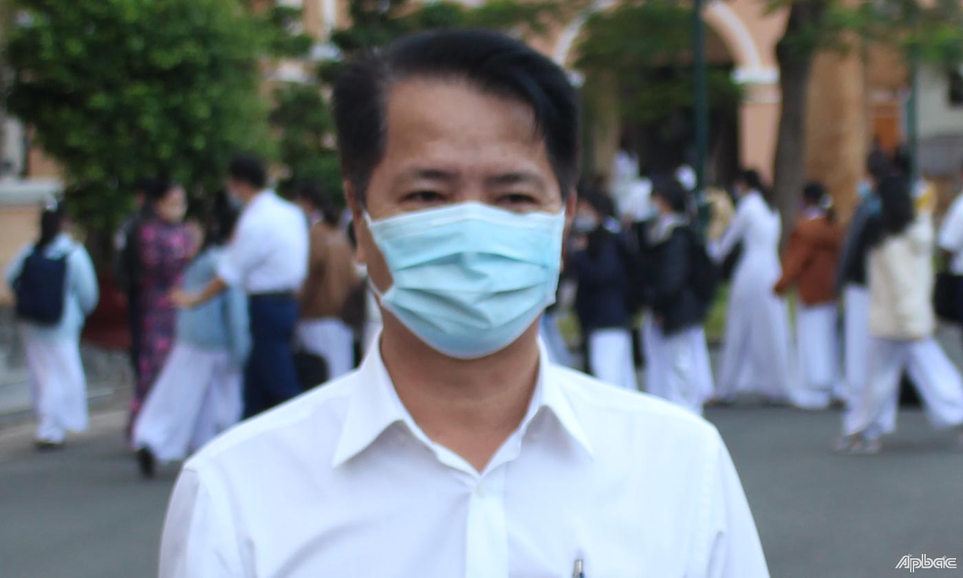 Thầy Lê Bá Ngọc. 