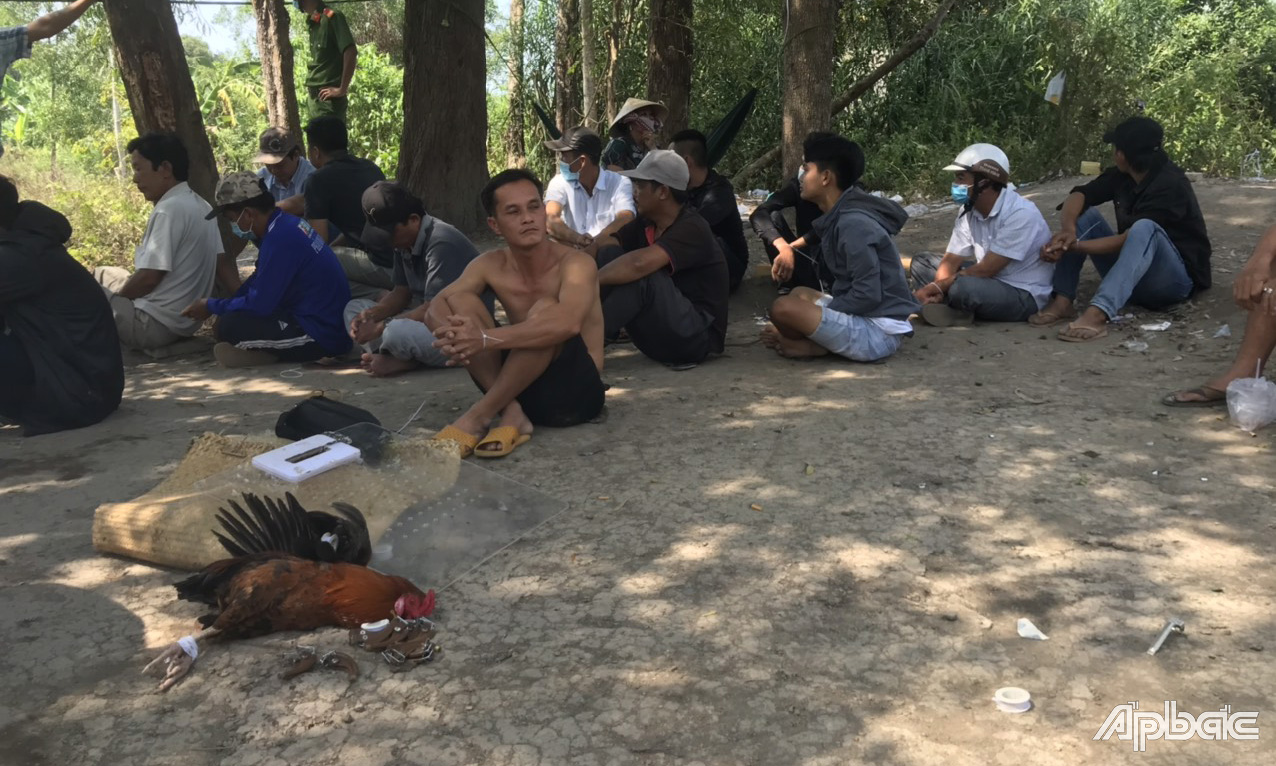 Các đối tượng có mặt tại nơi tổ chức đánh bạc.