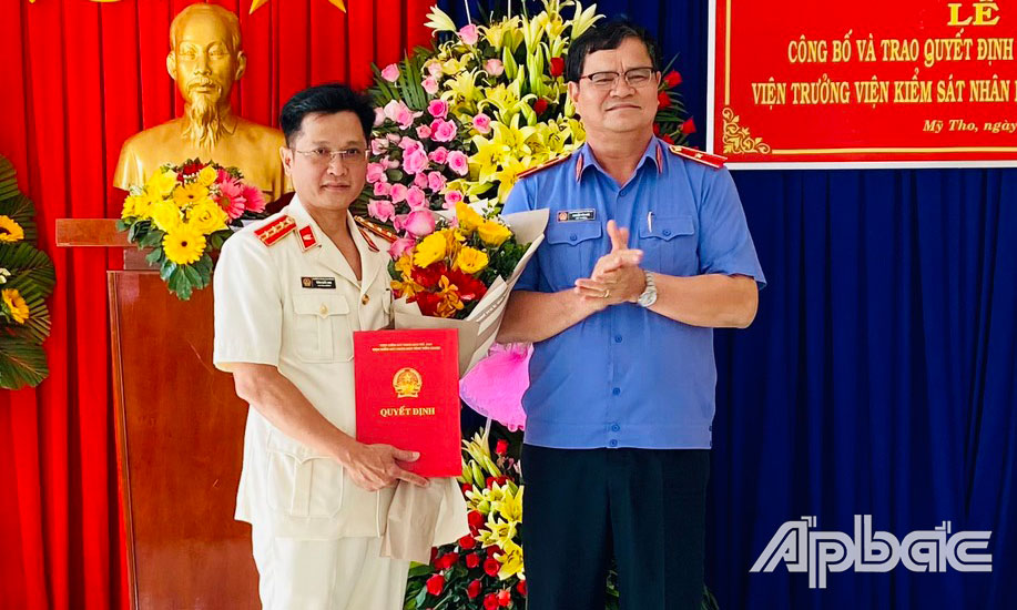 Đồng chí Nguyễn Văn Hòa, Viện trưởng VKSND tỉnh Tiền Giang  trao quyết định bổ nhiệm Viện trưởng VKSND thành phố Mỹ Tho