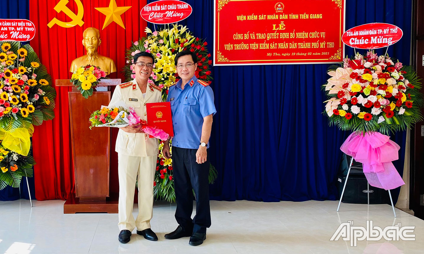 Đồng chí Nguyễn Thành Phúc, Phó Viện trưởng VKSND tỉnh Tiền Giang  trao quyết định bổ nhiệm Phó Viện trưởng VKSND thành phố Mỹ Tho