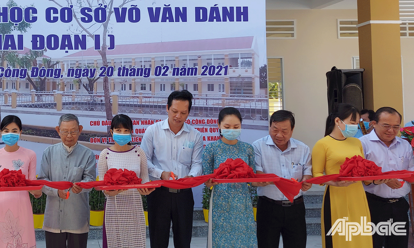 Nghi thức cắt băng khánh thành Trường THCS Võ Văn Dánh