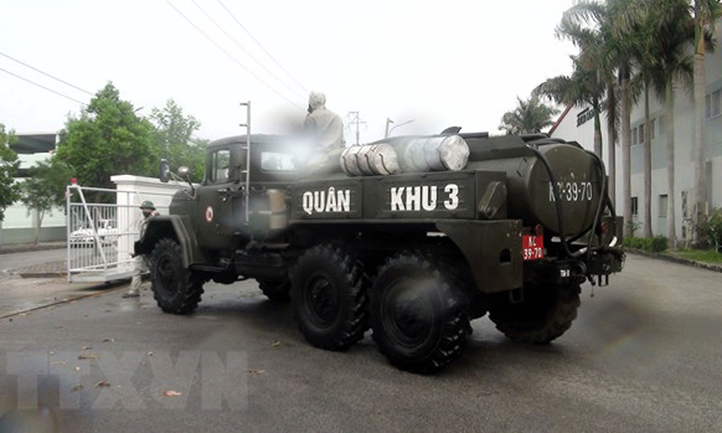 Lực lượng chức năng Quân khu 3 phun khử khuẩn các địa điểm có nguy cơ về COVID-19 tại huyện Cẩm Giàng, Hải Dương. (Ảnh: TTXVN phát)