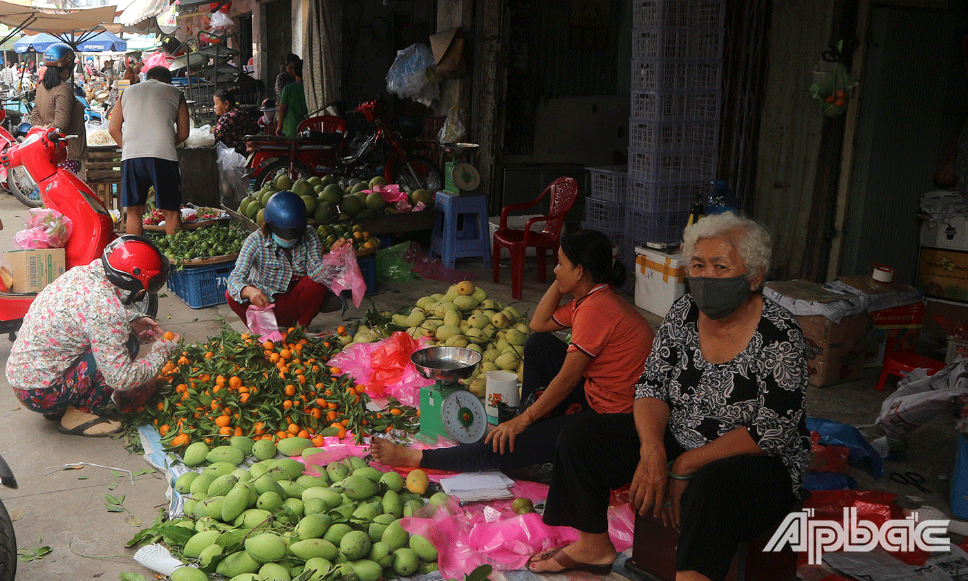 Người dân mua trái cây để cúng ngày vía Thần tài