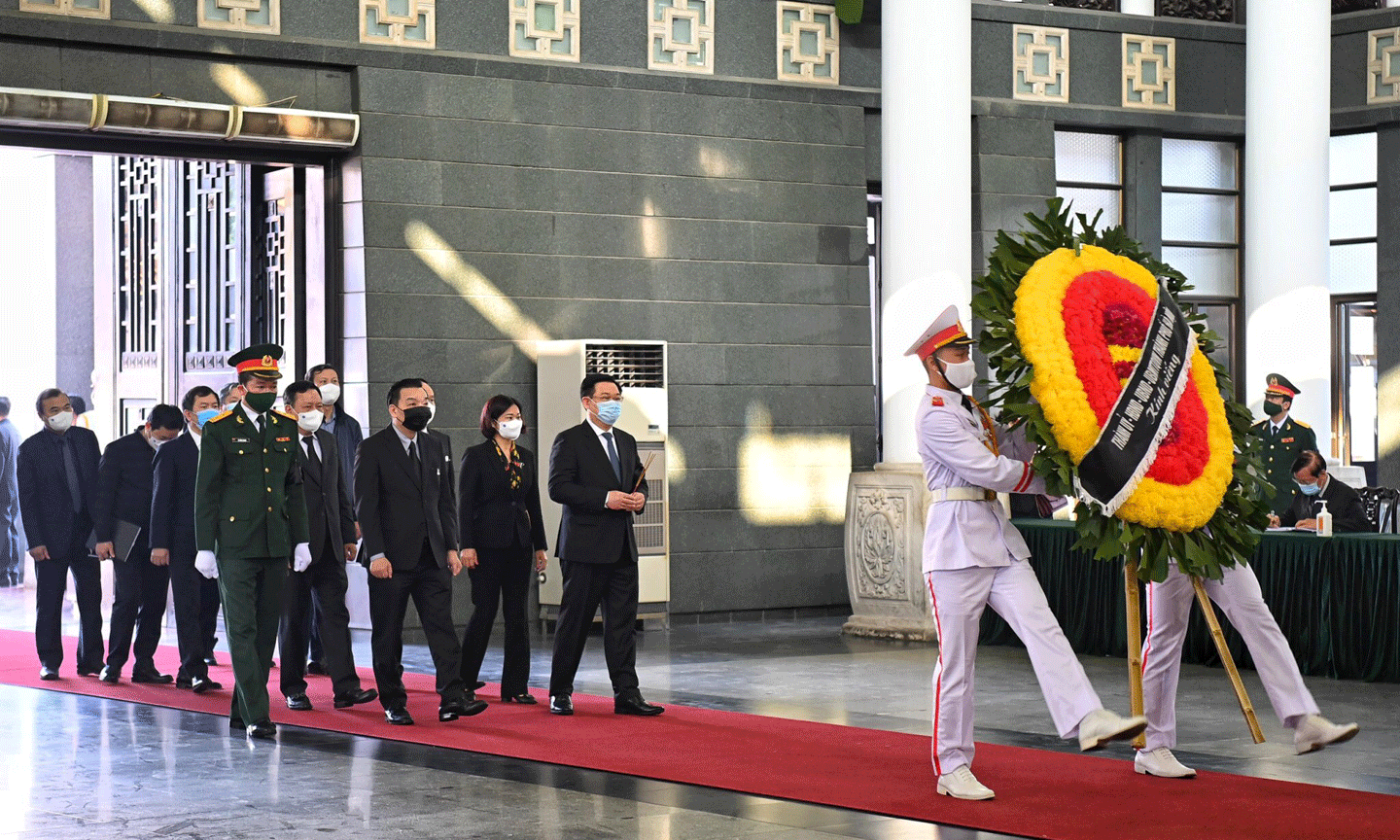Đoàn đại biểu Hà Nội do đồng chí Vương Đình Huệ, Ủy viên Bộ Chính trị, Bí thư Thành ủy Hà Nội dẫn đầu, vào viếng đồng chí Trương Vĩnh Trọng. - Ảnh: VGP