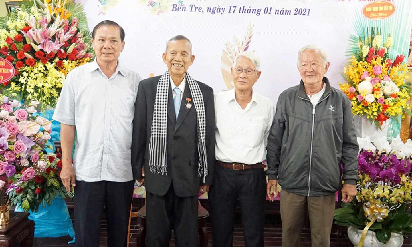 Nguyên Phó Thủ tướng Chính phủ Trương Vĩnh Trọng cùng cán bộ hưu trí nhân dịp nhận Danh hiệu 