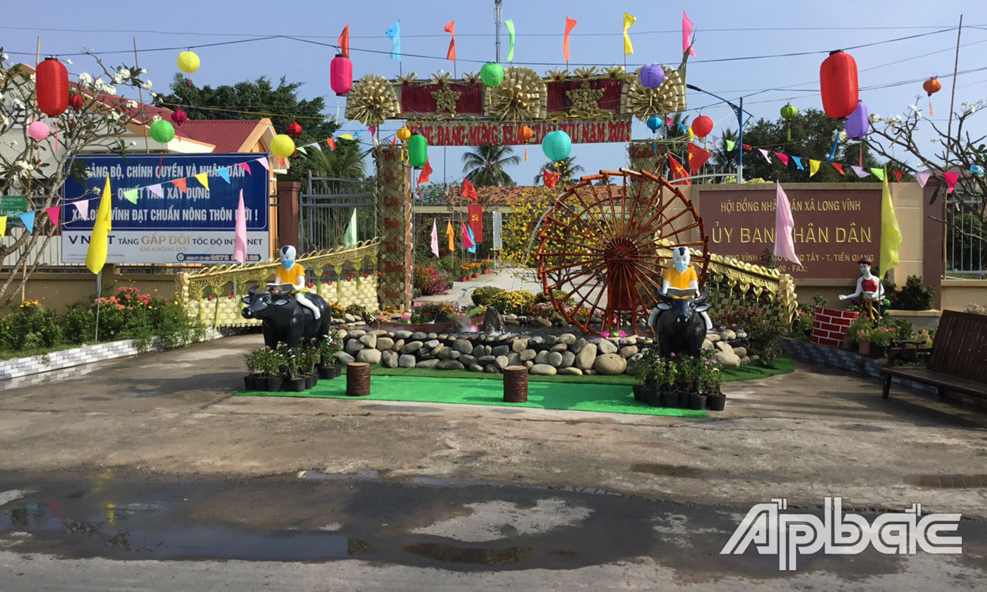 Huyện tổ chức trang trí cổng chào mừng Đảng - mừng Xuân Tân Sửu tại các cổng ấp, khu phố văn hóa tạo không khí phấn khởi phục vụ nhân dân vui xuân an toàn, lành mạnh.