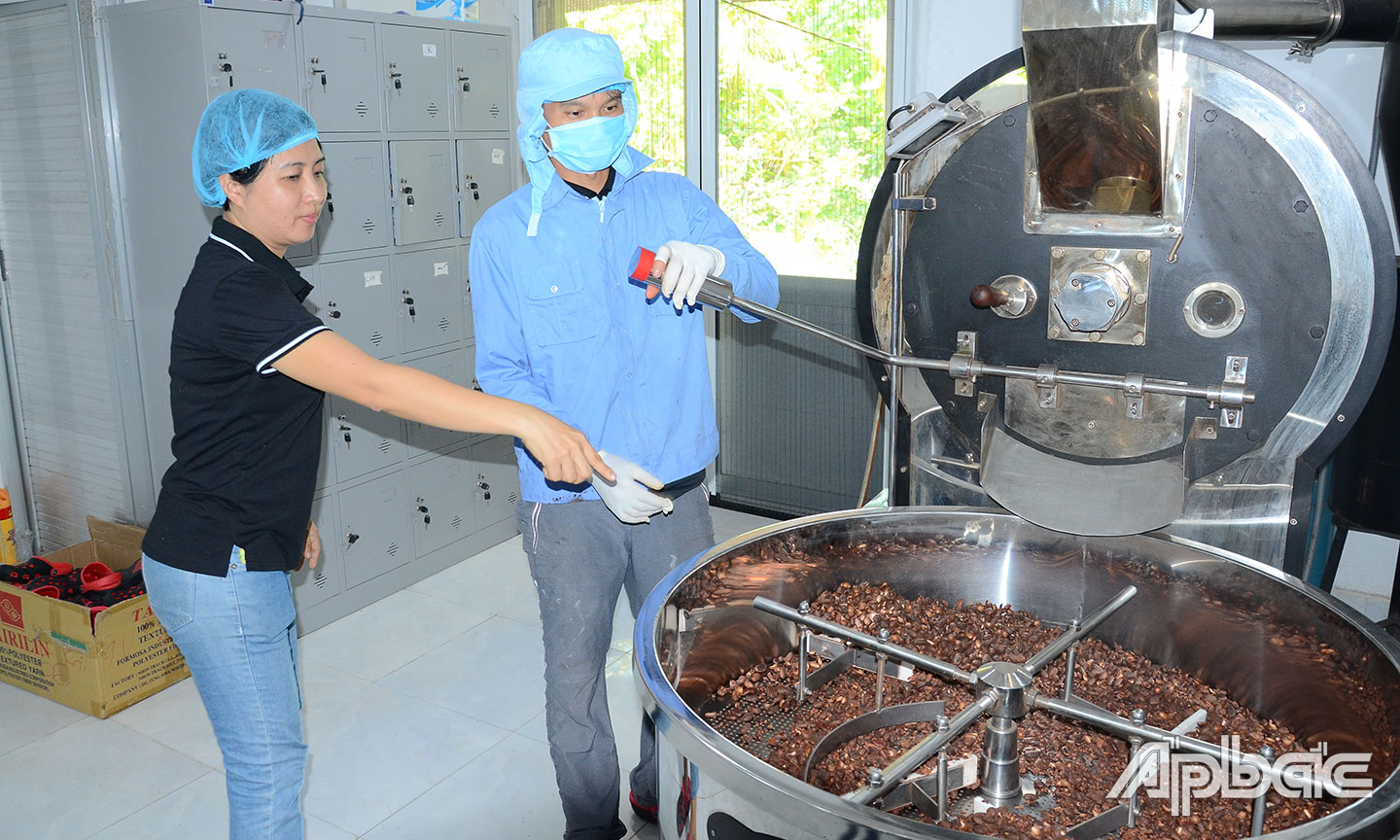 Chị Nguyễn Ngọc Điệp (bìa trái) cho rằng, khởi nghiệp  cần phải kiên trì với ý tưởng của mình.             Ảnh: MINH THÀNH