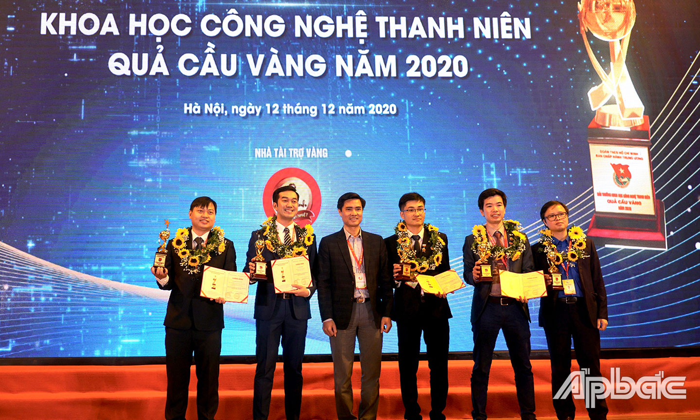 TS.BS. Phạm Lê Duy (thứ hai từ phải qua) tại Lễ trao tặng Giải thưởng “Quả cầu vàng” năm 2020.