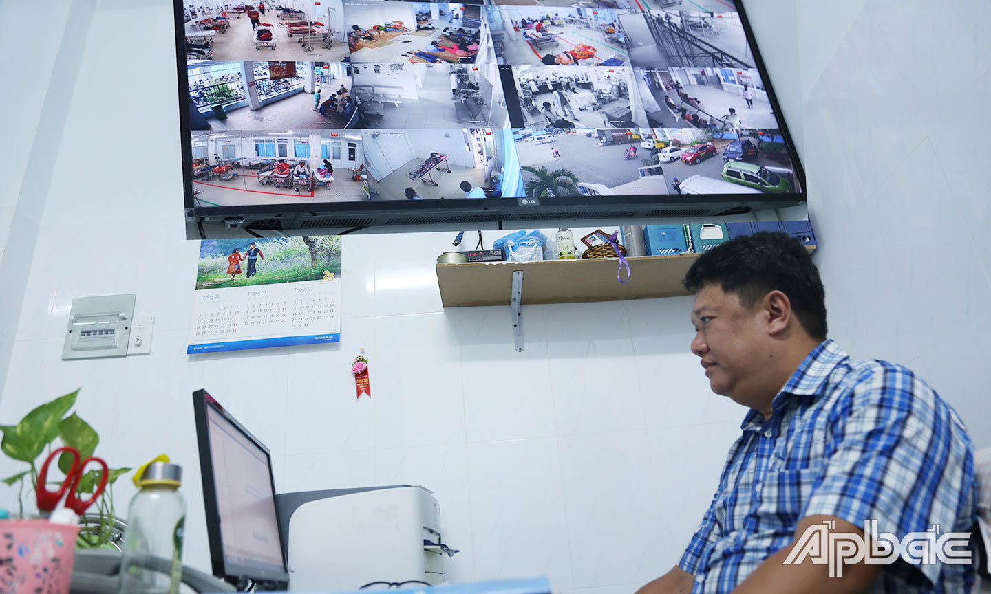 Camera giám sát tại các nơi đông người trong bệnh viện góp phần trong công tác phòng, chống các hành vi trộm cắp.