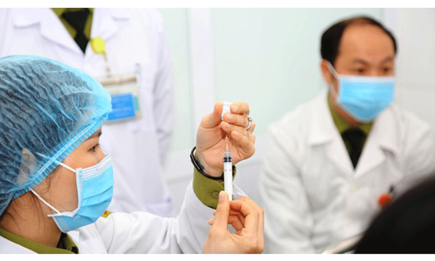 Bác sĩ Học viện Quân y chuẩn bị tiêm thử nghiệm vaccine Covid-19 của Việt Nam. Ảnh: HỌC VIỆN QUÂN Y