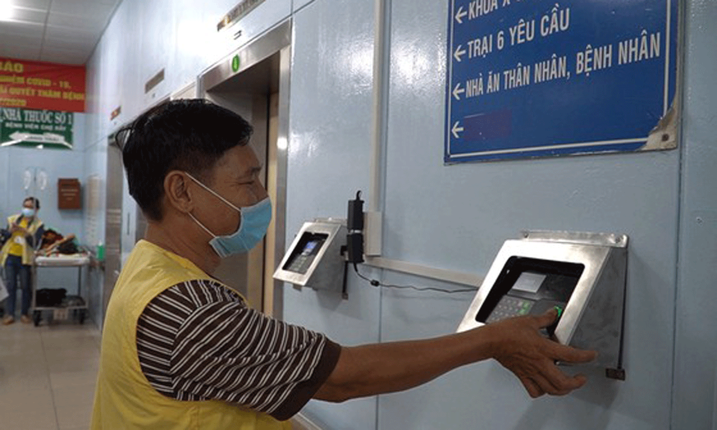 Người nuôi bệnh ra vào BV Chợ Rẫy đều được kiểm tra giám sát bằng vân tay Ảnh: HOÀNG HÙNG