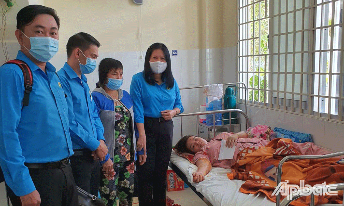 Đoàn đến thăm hỏi sức khỏe công nhân bị tai nạn giao thông đang điều trị tại Bệnh viện đa khoa Gò Công 