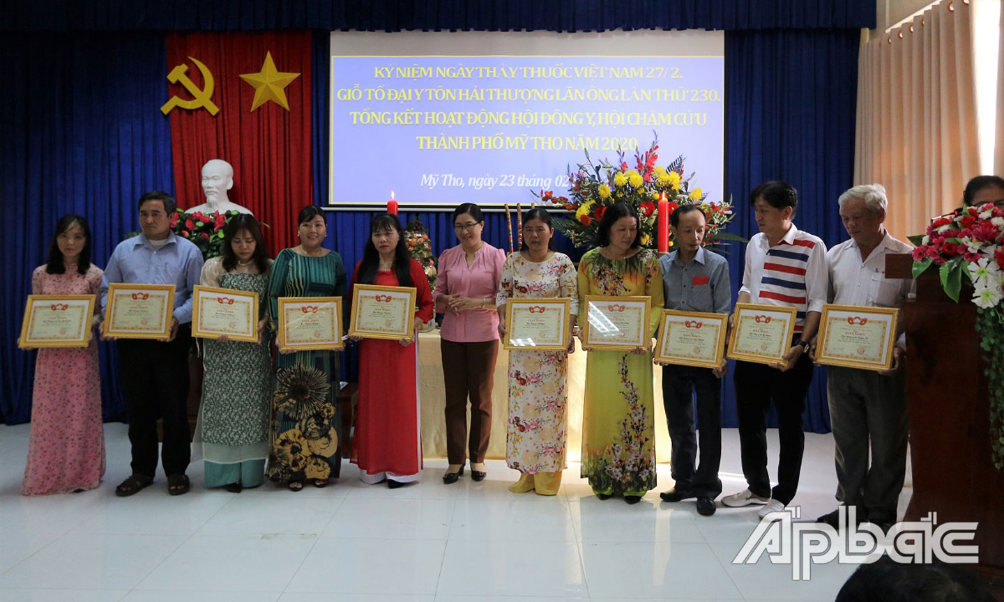 Khen thưởng tập thể và cá nhân.