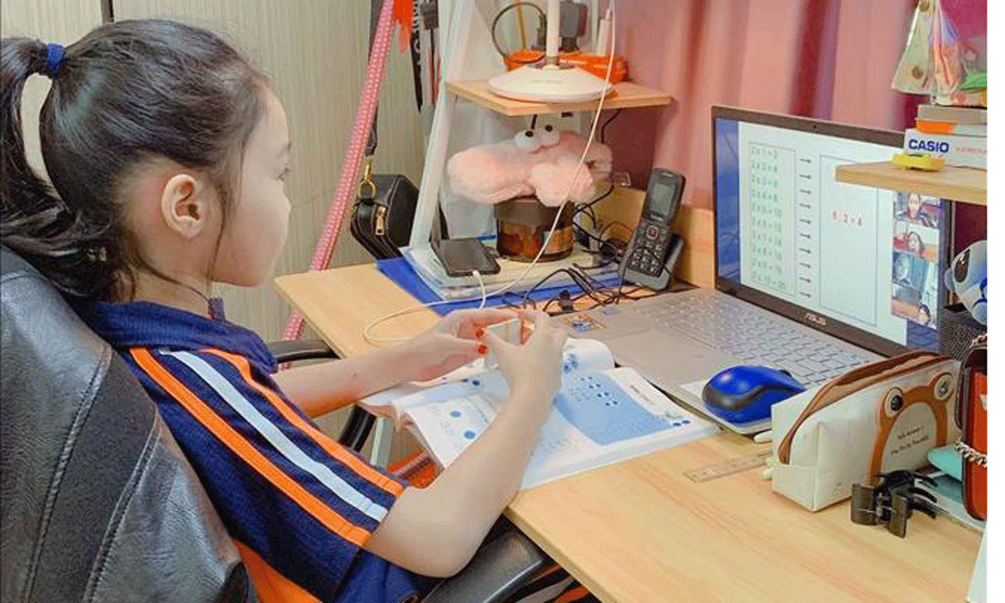 Học sinh trường Tiểu học Thăng Long (Hoàn Kiếm, Hà Nội) tham gia đầy đủ và nghiêm túc khi học trực tuyến tại nhà trong thời gian tạm dừng tới trường để phòng chống dịch. Ảnh: TTXVN phát