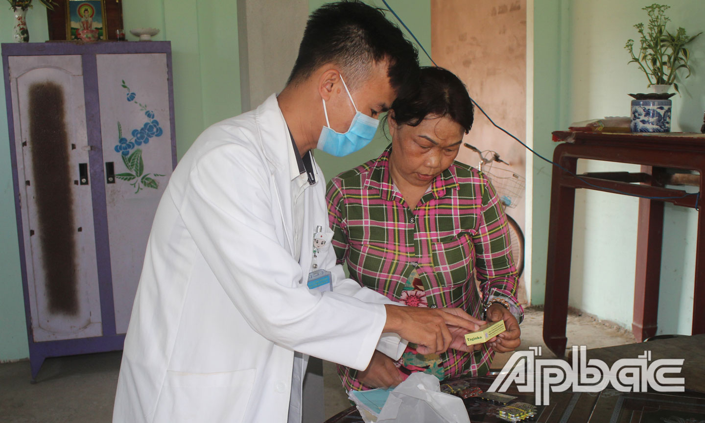 Tổ chức khám bệnh và cấp thuốc miễn phí cho cho người dân có hoàn cảnh khó khăn, gia đình chính sách trên địa bàn xã Trung Hòa: